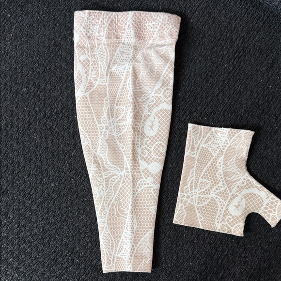 Stylish compression sleeve and glove. Size large. Great condition! - Picture 4 of 7